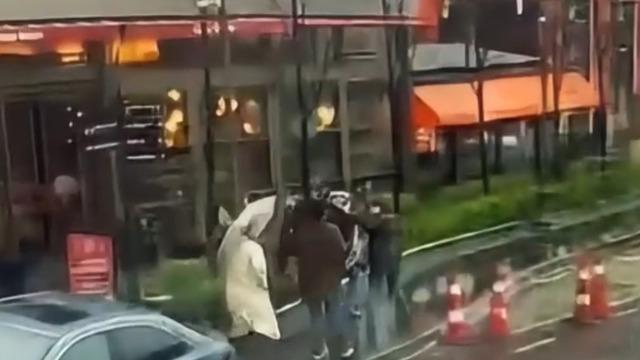 Fırtınayla gelen felaket! Tabelanın altında kalan kadın yaşam mücadelesi veriyor