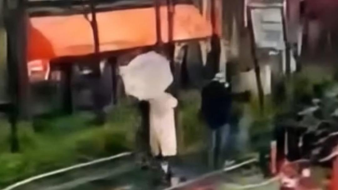 Fırtınayla gelen felaket! Tabelanın altında kalan kadın yaşam mücadelesi veriyor 1