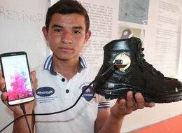 Yürürken cep telefonu şarj edecek bot yaptı