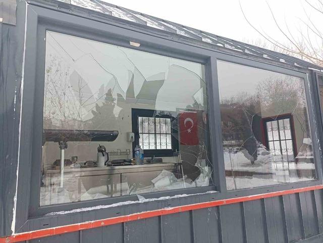 Zabıta b&uuml;rosuna taşlı saldırı 1