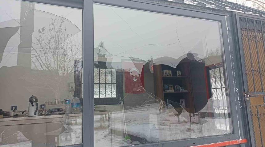 Zabıta b&uuml;rosuna taşlı saldırı