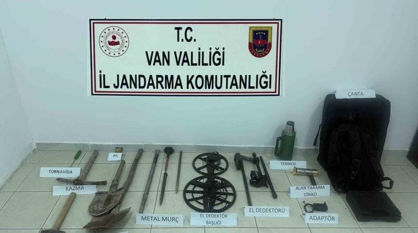 Van&rsquo;da tarihi kale yakınında kazı yapan 2 kişi yakalandı