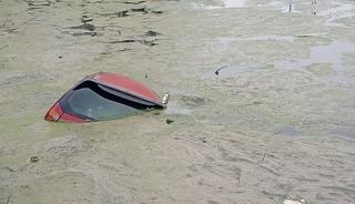 Samsun'da otomobil sulama g&ouml;letine devrildi: 2 yaralı