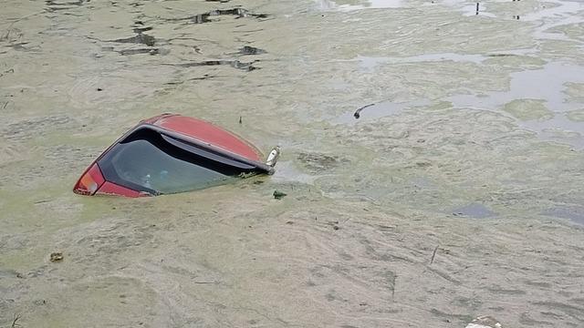 Samsun'da otomobil sulama göletine devrildi: 2 yaralı