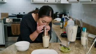 Yemiyor burnundan çekiyor! Sıra dışı beslenme alışkanlığı