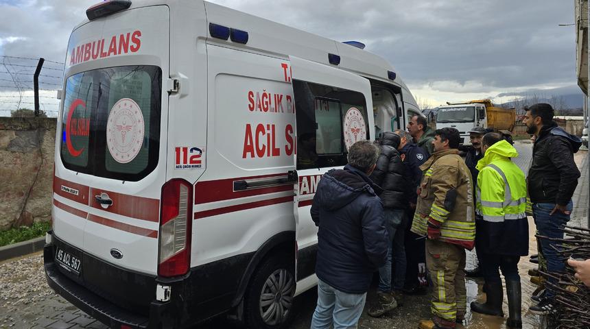 Manisa'da kazı sırasında g&ouml;&ccedil;&uuml;k altında kalan iş&ccedil;i yaralandı