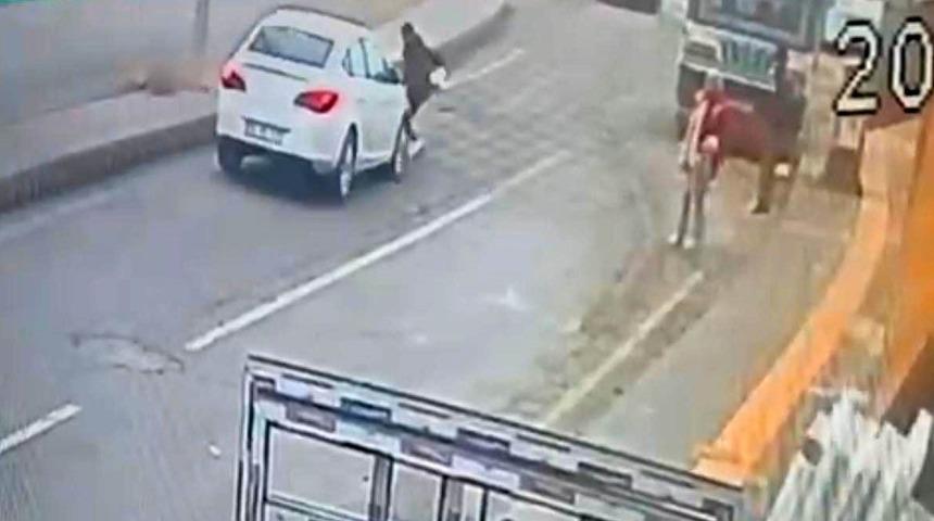 Siirt&rsquo;te otomobilin yayaya &ccedil;arptığı anlar kameraya yansıdı