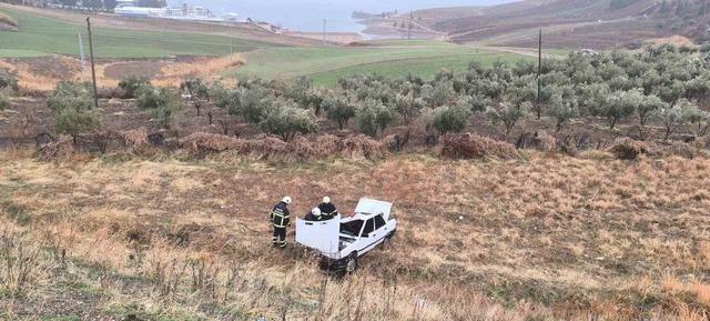 Adıyaman&rsquo;da otomobil şarampole yuvarlandı: 3 yaralı 1