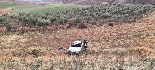 Adıyaman&rsquo;da otomobil şarampole yuvarlandı: 3 yaralı 2