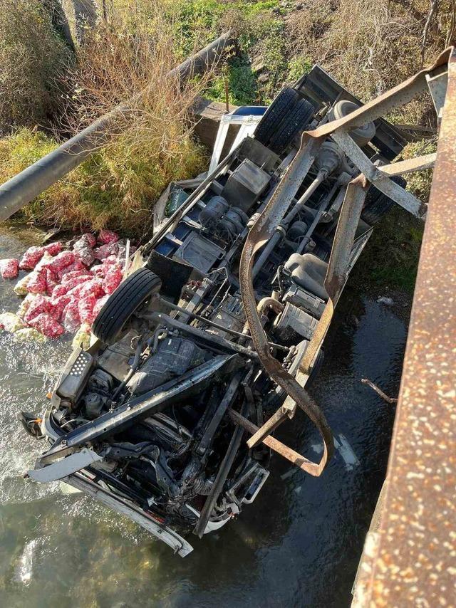 Osmaniye’de turp yüklü kamyon dereye devrildi 1