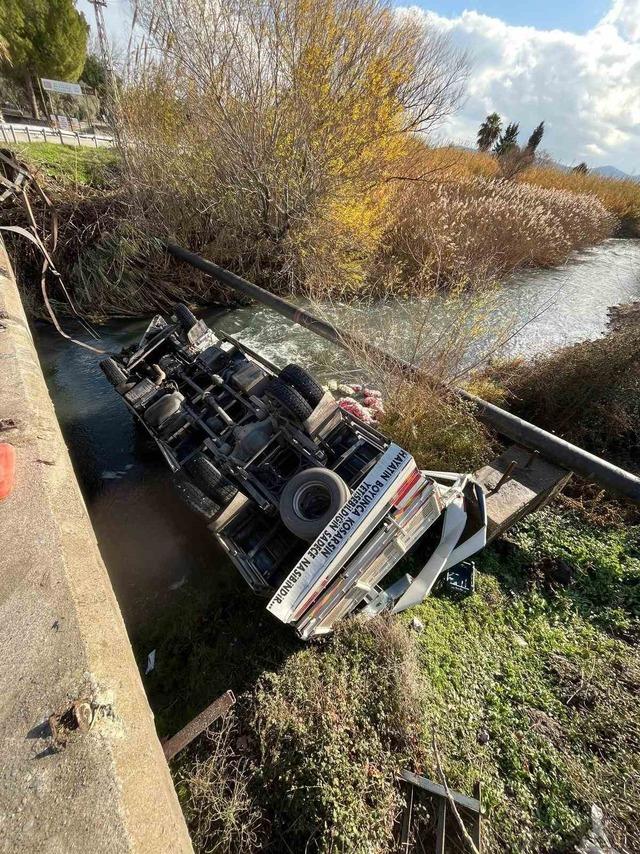 Osmaniye’de turp yüklü kamyon dereye devrildi 2