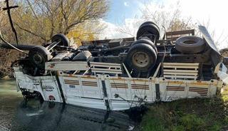 Osmaniye&rsquo;de turp y&uuml;kl&uuml; kamyon dereye devrildi