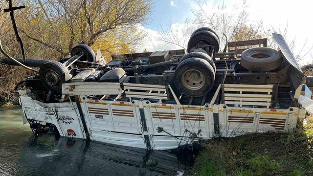 Osmaniye’de turp yüklü kamyon dereye devrildi