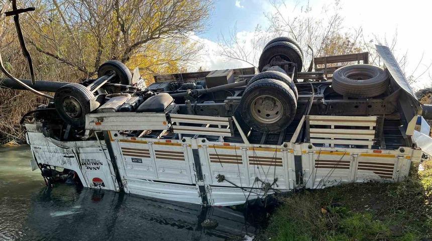 Osmaniye&rsquo;de turp y&uuml;kl&uuml; kamyon dereye devrildi
