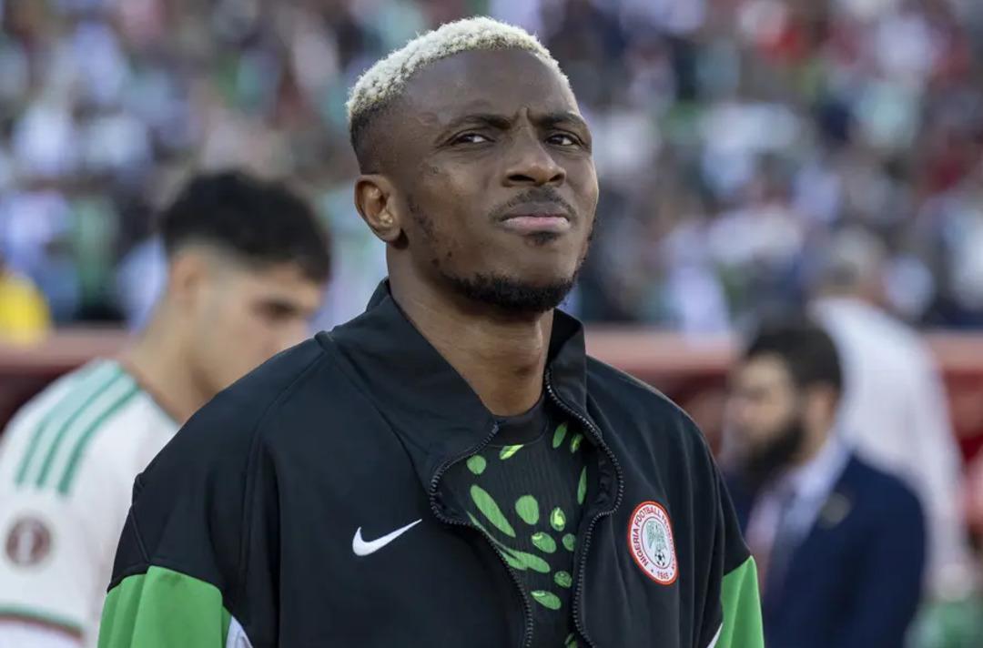 Osimhen den Fenerbah&ccedil;e mağlubiyeti sonrası ilk tepki! Haberi alınca d&uuml;nyası başına yıkıldı... Telefonuna sarıldı, o mesajı attı! 1