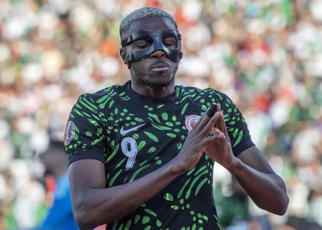 Osimhen den Fenerbah&ccedil;e mağlubiyeti sonrası ilk tepki! Haberi alınca d&uuml;nyası başına yıkıldı... Telefonuna sarıldı, o mesajı attı! 2