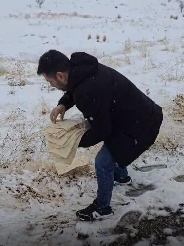 &Ccedil;ermik&rsquo;te yaban hayvanları i&ccedil;in doğaya yem bırakıldı 2