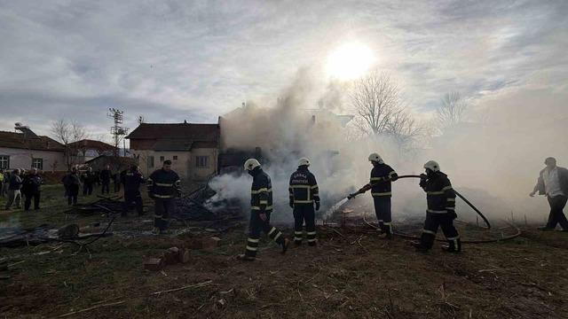 Erbaa’da ahırda çıkan yangın eve sıçradı 2