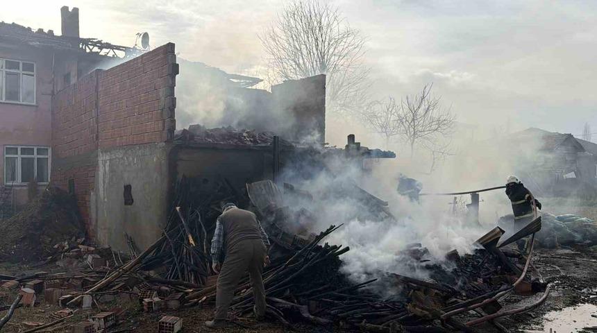 Erbaa&rsquo;da ahırda &ccedil;ıkan yangın eve sı&ccedil;radı