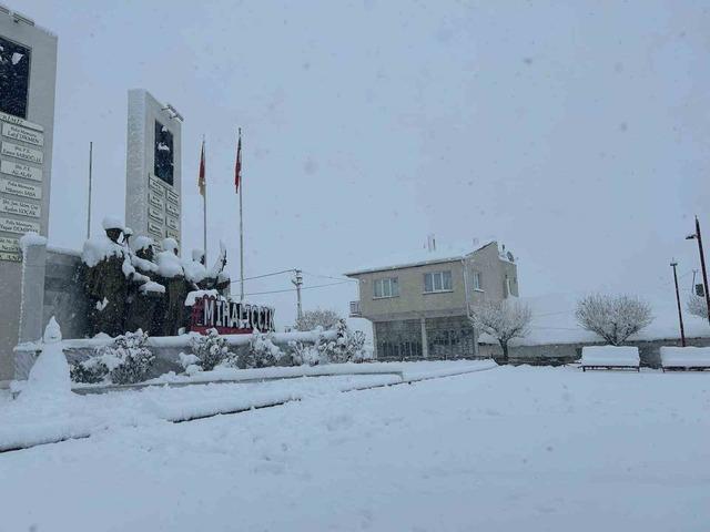 Eskişehir&rsquo;de kar kalınlığı 25 santimetreyi ge&ccedil;ti, yollar kapandı 2