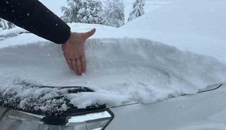 Eskişehir&rsquo;de kar kalınlığı 25 santimetreyi ge&ccedil;ti, yollar kapandı
