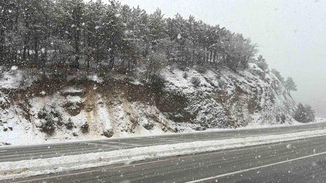 Afyonkarahisar’ın yüksek rakımlı bölgelerinde kar yağışı etkili oldu 1