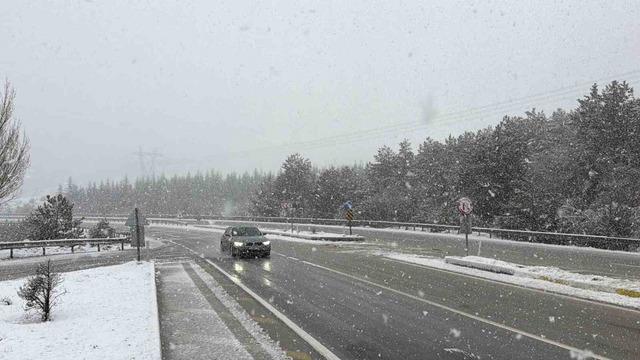 Afyonkarahisar’ın yüksek rakımlı bölgelerinde kar yağışı etkili oldu 2