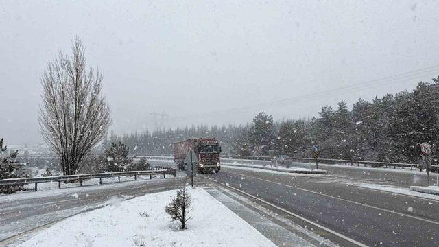 Afyonkarahisar’ın yüksek rakımlı bölgelerinde kar yağışı etkili oldu