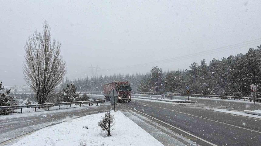 Afyonkarahisar&rsquo;ın y&uuml;ksek rakımlı b&ouml;lgelerinde kar yağışı etkili oldu