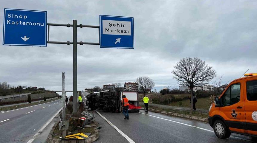 Sinop&rsquo;ta kamyonet devrildi