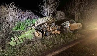 İzmir&rsquo;de pikap trakt&ouml;re arkadan &ccedil;arptı: 2 yaralı