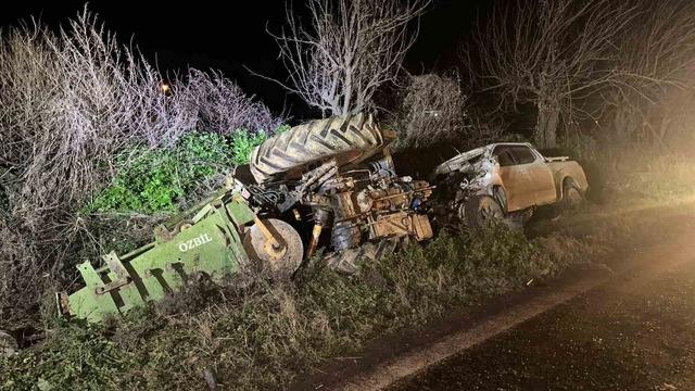 İzmir’de pikap traktöre arkadan çarptı: 2 yaralı