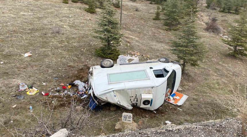 Kontrolden &ccedil;ıkan kamyonet şarampole yuvarlandı: 3 yaralı