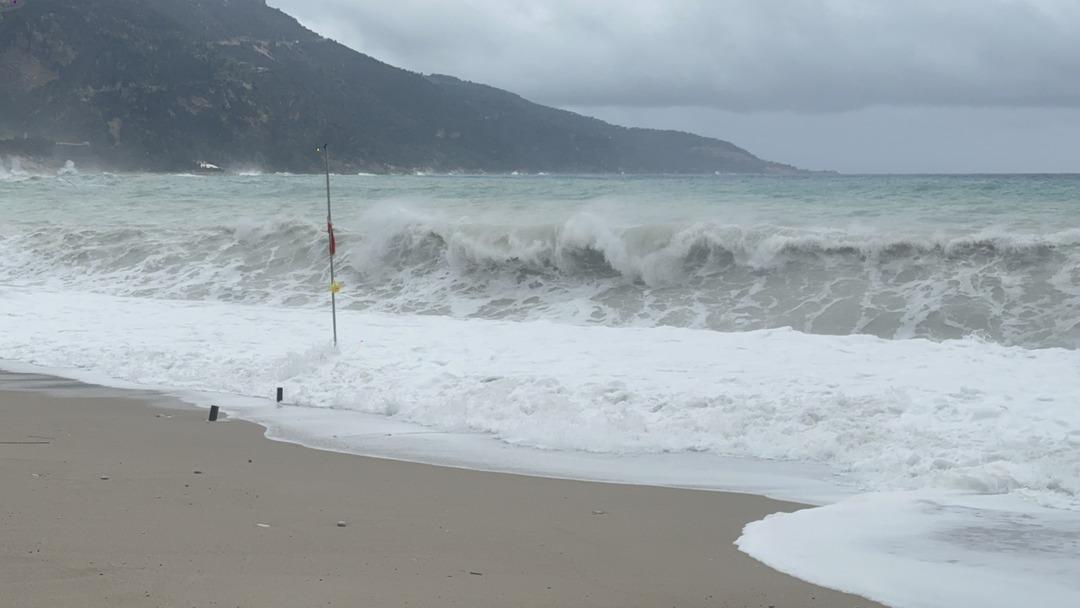 Türkiye nin başta gelen yazlık beldesi: Denizin rengi değişti! 1