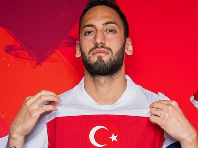 Hakan &Ccedil;alhanoğlu beklenen imzayı atıyor! Resmi a&ccedil;ıklama an meselesi