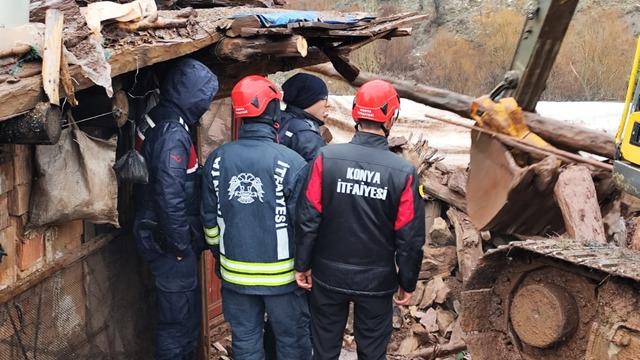 Konya'da şiddetli rüzgar: Bir evin çatısı uçtu, tır devrildi, ahır çöktü!