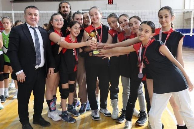 Bilecik&rsquo;te k&uuml;&ccedil;&uuml;k kızlar voleybol m&uuml;sabakaları tamamlandı 2