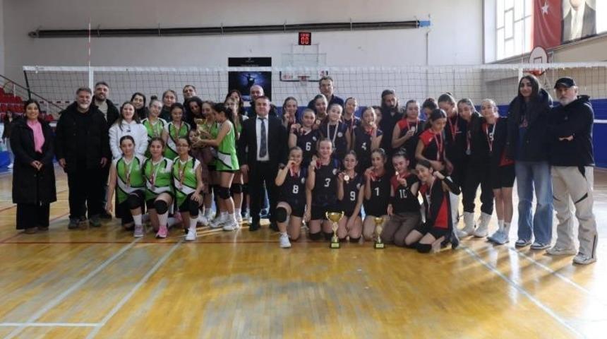Bilecik&rsquo;te k&uuml;&ccedil;&uuml;k kızlar voleybol m&uuml;sabakaları tamamlandı