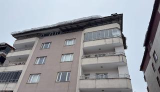 Bitlis'te iş yerinden &ccedil;ıkan kadının &uuml;zerine kar k&uuml;tlesi d&uuml;şt&uuml;