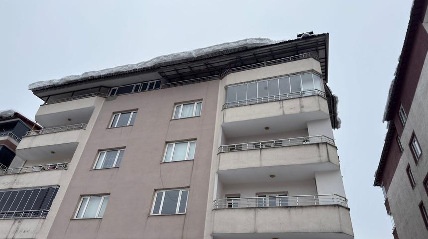 Bitlis'te iş yerinden &ccedil;ıkan kadının &uuml;zerine kar k&uuml;tlesi d&uuml;şt&uuml;