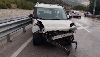 Antalya'da hafif ticari ara&ccedil; bariyere &ccedil;arptı: 1 &ouml;l&uuml;, 1 yaralı