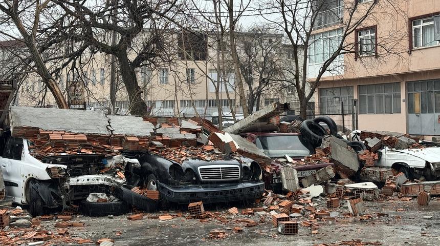 Bursa'da ara&ccedil;ların &uuml;st&uuml;ne duvar devrildi: 10'u zarar g&ouml;rd&uuml;
