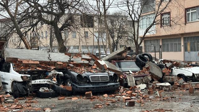 Bursa'da araçların üstüne duvar devrildi: 10'u zarar gördü