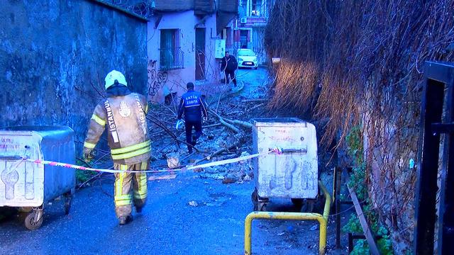 Yer: İstanbul! İstinat duvarı çöktü; sokak kapatıldı