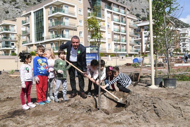 Başkan Böcek, minik öğrencilerle Turunç dikti