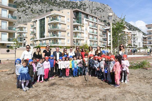 Başkan Böcek, minik öğrencilerle Turunç dikti