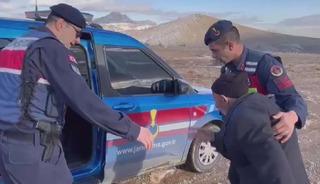 Jandarmanın bulduğu Alzheimer hastası, "Ayaklarım &ccedil;amur" diyerek ekip aracına binmek istemedi
