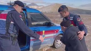 Jandarmanın bulduğu Alzheimer hastası, Ayaklarım çamur diyerek ekip aracına binmek istemedi