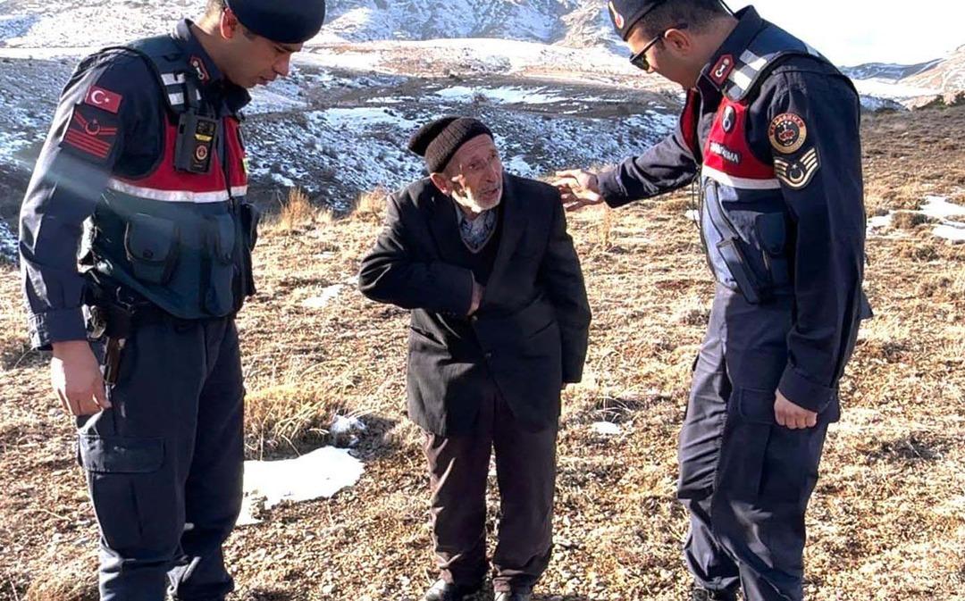 Jandarmanın bulduğu Alzheimer hastası, "Ayaklarım &ccedil;amur" diyerek ekip aracına binmek istemedi 1