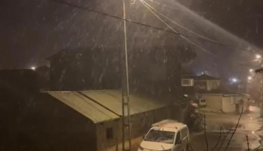 SON DAKİKA | İstanbul da kar başladı! Okullar tatil edilmişti, beyaz &ouml;rt&uuml; kendini g&ouml;sterdi 2